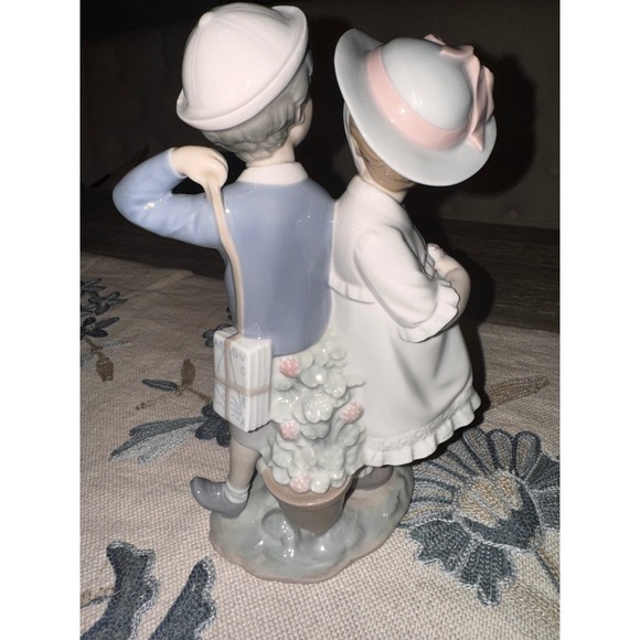 Lladro Figurine Boy and Girl with Gifts Hand Made in Spain Porcelain - Picture 4 of 5